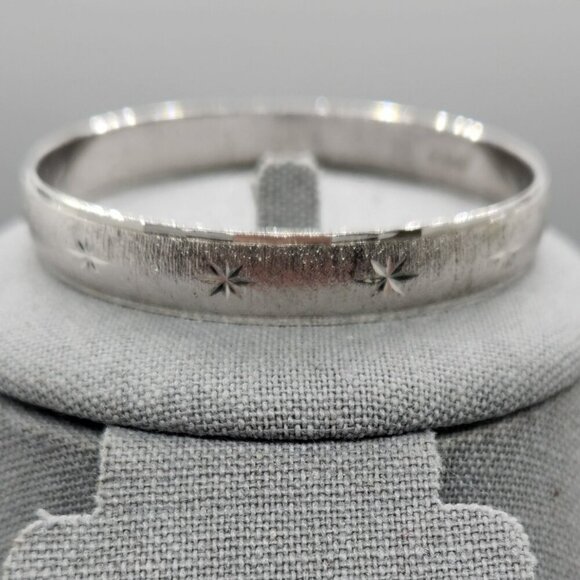 MONET Vintage Silver Tone lazer cut stars design 8-1/2 in bangle bracelet - Picture 1 of 4